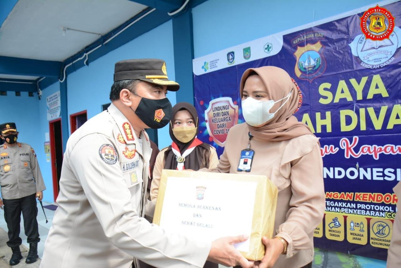 Bertempat di SD Shabilla Kota Batam, Kapolda KEPRI Hadiri Vaksinasi Serentak Indonesia Secara Virtual