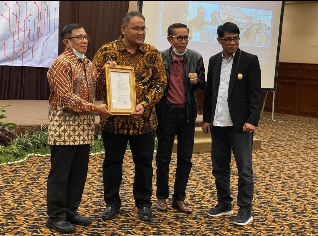 Caption : Wakil Ketua Dewan Pers, Hendry Ch. Bangun menyerahkan SK JMSI sebagai konstituen Dewan Pers kepada Ketua Umum JMSI, Teguh Santosa didampingi Sekjen JMSI, Mahmud Marhaba dan anggota Dewan Pembina, Mursyid Snnsang, Jumat (21/01/2022) di hotel Horison Bandung Jawab Barat.