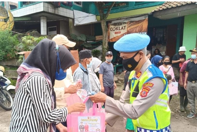 Polres Sumedang Berikan Bantuan Kepada Korban Terdampak Longsor Ciherang