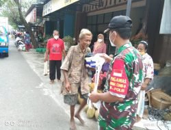 Susuri Pasar Gawok, Anggota Koramil 07 Gatak Ajak Warga Tetap Didiplin Prokes