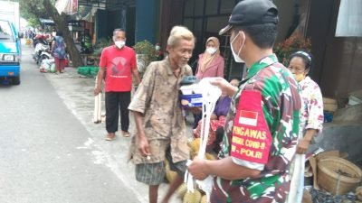 Anggota Koramil 07 Gatak Ajak Warga Tetap Didiplin Prokes