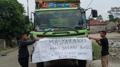 Kesal Jalan Rusak Tak Kunjung Diperbaiki, Warga Purwakarta Gelar Aksi Blokade Jalan