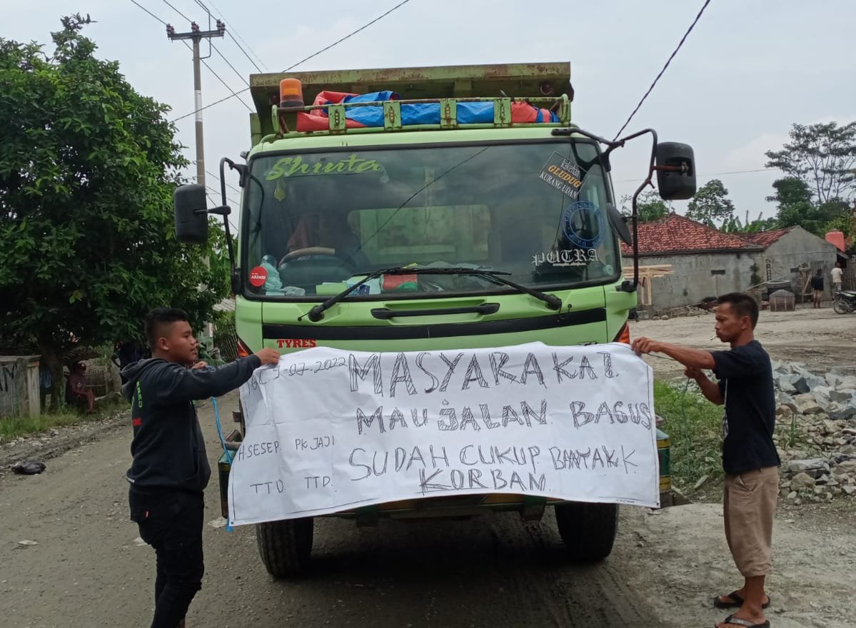 Kesal Jalan Rusak Tak Kunjung Diperbaiki, Warga Purwakarta Gelar Aksi Blokade Jalan