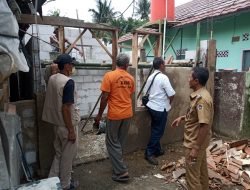 Gotong Royong Warga Cipaisan Purwakarta, Sukarela Perbaiki Rumah Warga yang Rubuh