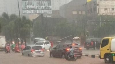 Hujan Deras Jalan Bandung – Cirebon Tergenang Air