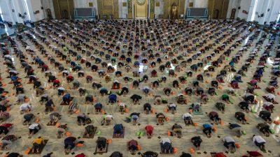Salah Tangani Covid-19, Ibadah Kembali Dikorbankan