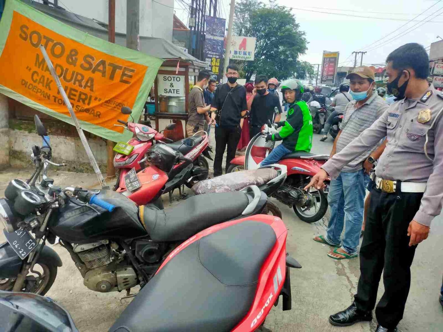 Toyota Land Cruiser yang Hilang Kendali Tabrak Beberapa Kendaraan Lain di Jatinangor
