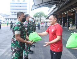 Jumat Berkah, Prajurit dan PNS di Mabesad dan Masyarakat Dapat Bingkisan Dari Kasad