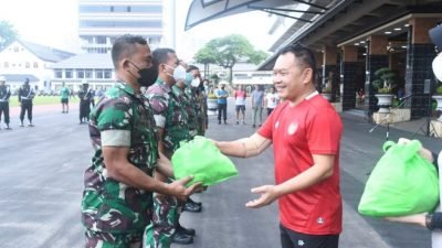 Jumat Berkah, Prajurit dan PNS di Mabesad dan Masyarakat Dapat Bingkisan Dari Kasad