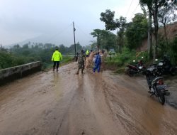 Aksi Babinsa Musuk Bersama Warga Buka Akses Jalan Yang Tertimbun Longsor