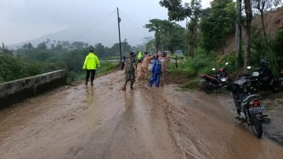 Aksi Babinsa Musuk Bersama Warga Buka Akses Jalan Yang Tertimbun Longsor