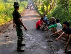 Atasi Kesulitan, Babinsa Motivasi Warga Bersihkan Jalan dan Parit