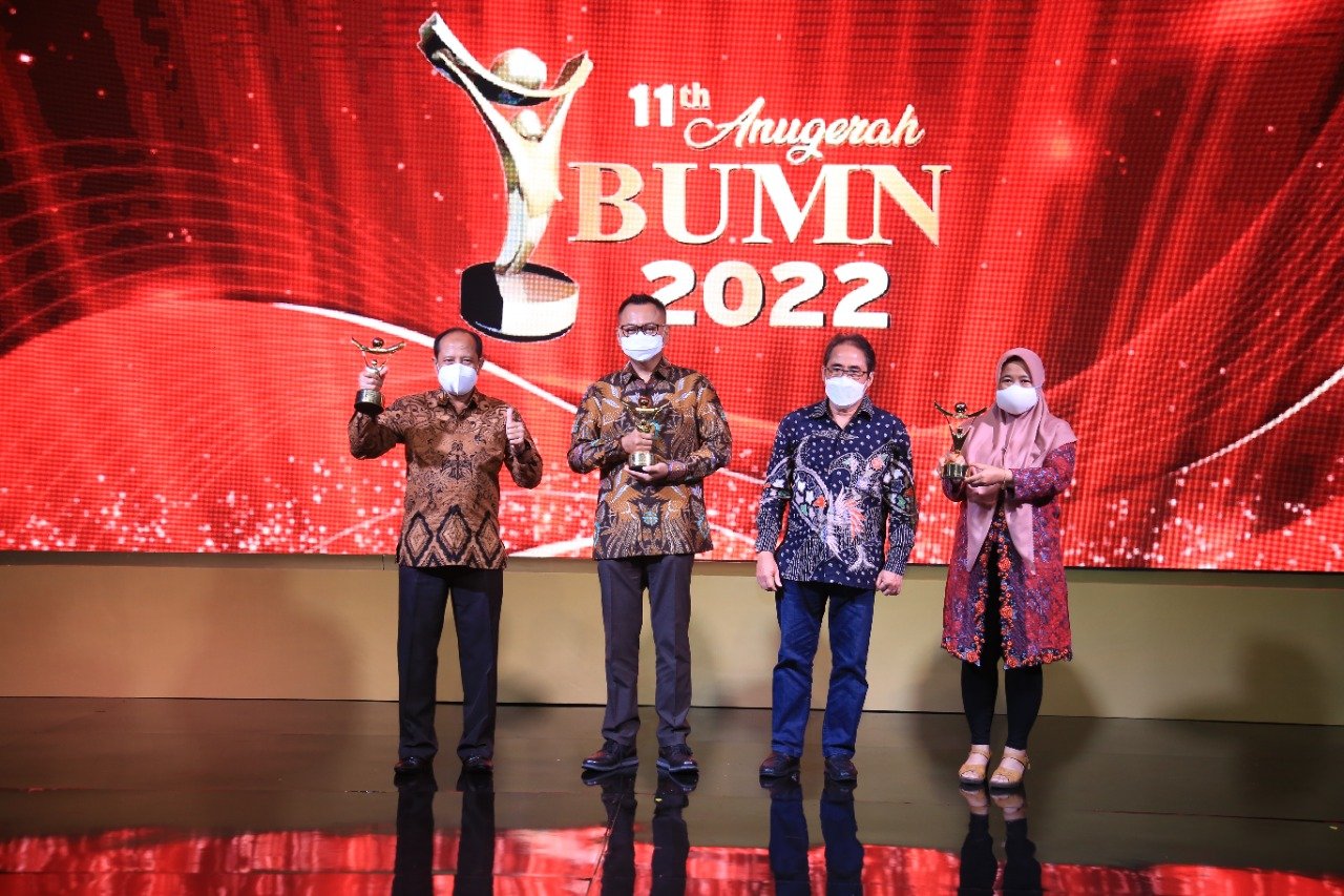 Penghargaan Anugerah BUMN Award ke-11, di terima oleh Jasa Tirta II dalam kategori "Driving Transformation"