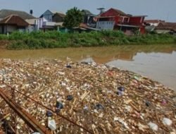 Sampah Kembali Muncul di Sungai Cikeruh