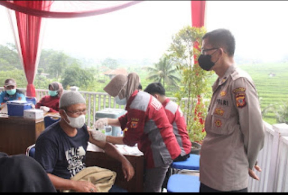 Kapolres Sumedang AKBP Eko Prasetyo Robbyanto beserta para PJU Polres Sumedang melaksanakan pengecekan Program Vaksinasi Covid-19 Presisi yang bertempat d
