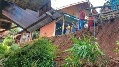 Longsor di Nagreg tewaskan satu orang warga.