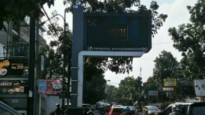 Carut Marut Wajah Reklame Kota Bandung