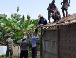 Selalu Ada Di Tengah Rakyat, Babinsa Gotong Royong Perbaiki Rumah