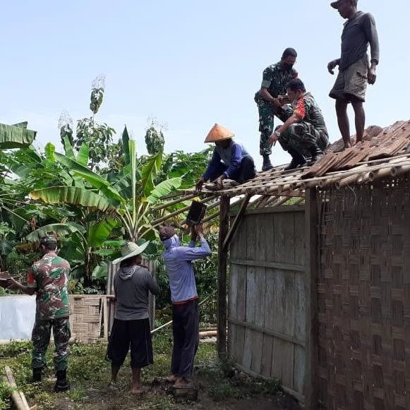 Selalu Ada Di Tengah Rakyat, Babinsa Gotong Royong Perbaiki Rumah