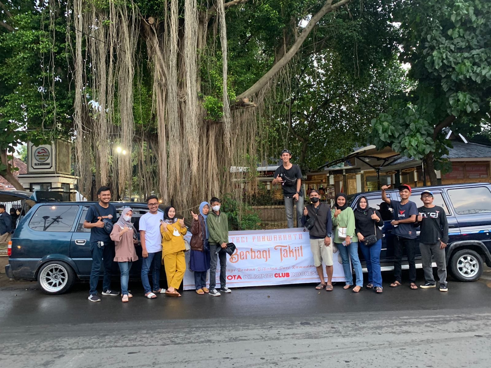 Toyota Kijang Club Indonesia Purwakarta Cabang ke 26 di Nusantara Bagi Bagi Takjil Gratis