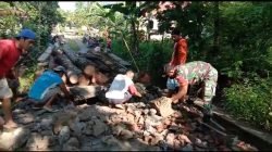 Babinsa Wonosegoro Pelopori Pembuatan Jembatan Darurat