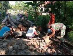 Babinsa Wonosegoro Pelopori Pembuatan Jembatan Darurat