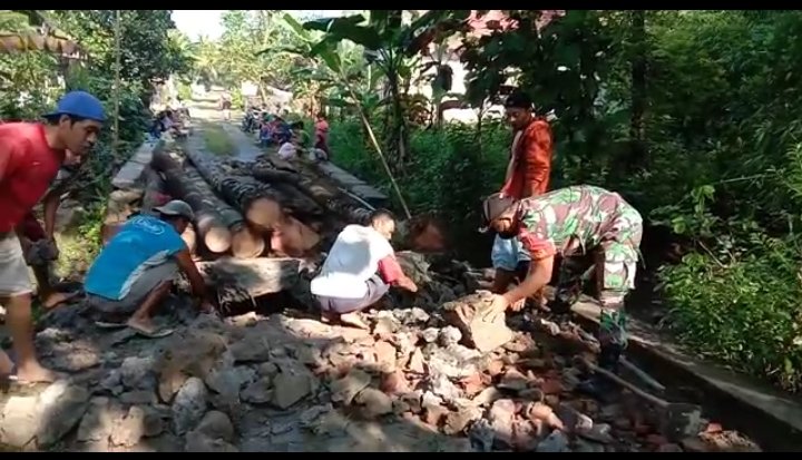 Babinsa Wonosegoro Pelopori Pembuatan Jembatan Darurat