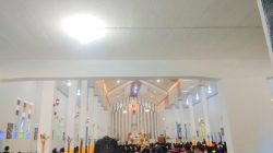 Umat Lahurus Merayakan Misa Paskah di Pusat Paroki Santo Petrus Lahurus