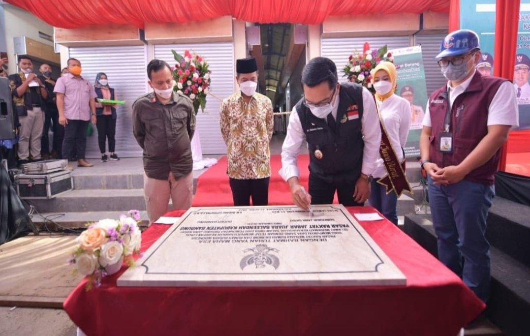 Gubernur Jabar Ridwan Kamil Didampingi Bupati Bandung Resmikan Pasar Rakyat Jabar Juara Baleendah