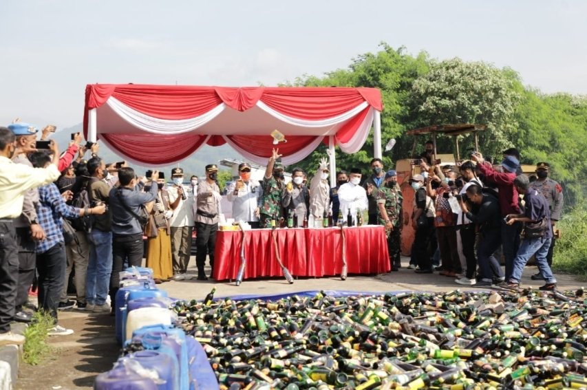 Jelang Idul Fitri, Polresta dan Pemkab Bandung Musnahkan 9.750 Botol Miras