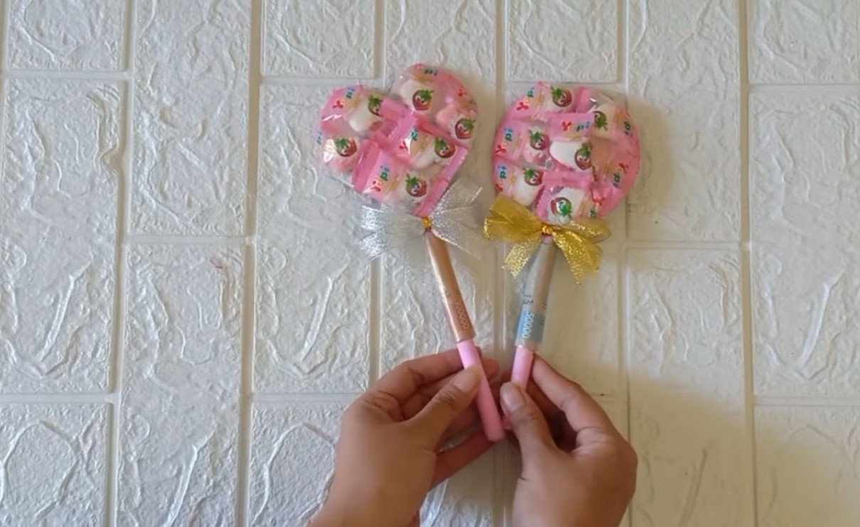 Ide Angpao Lebaran Unik: Angpao Gulungan Uang dan Permen Berbentuk Hati