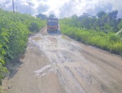 Jalan Penghubung Rusak dan Berlubang, Pengendara Minta Sentuhan Tangan Pemkab