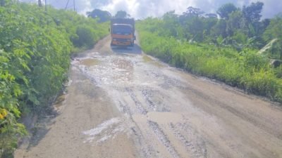 Jalan Penghubung Rusak dan Berlubang, Pengendara Minta Sentuhan Tangan Pemkab