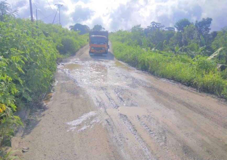 Jalan Penghubung Rusak dan Berlubang, Pengendara Minta Sentuhan Tangan Pemkab