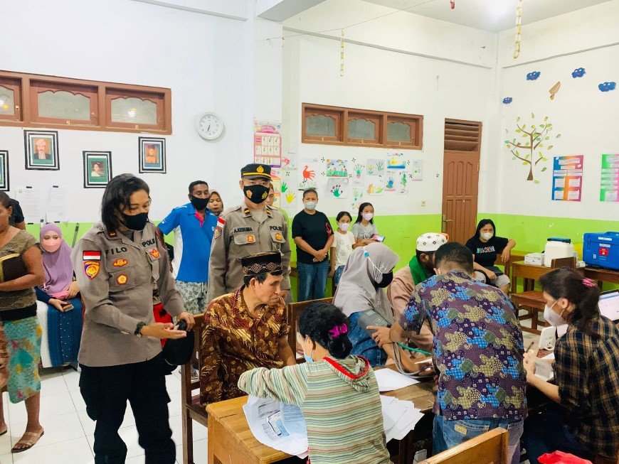 Kegiatan Vaksinasi Malam yang Diselenggarakan Oleh Polres Belu di Kota Atambua
