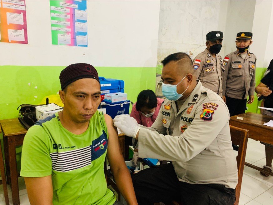 Kegiatan Vaksinasi Malam yang Diselenggarakan Oleh Polres Belu di Kota Atambua.