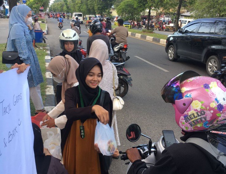 Korps HMI Wati Cabang Banda Aceh Bagikan Takjil