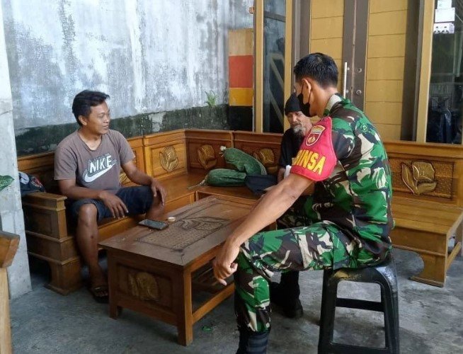 Mempererat Komunikasi, Babinsa Sambi Komsos Dengan Tokoh Masyarakat