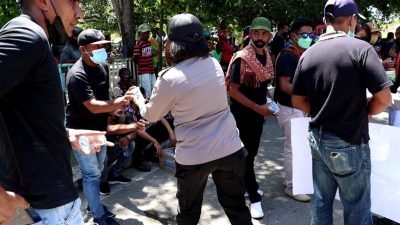 Salut, Srikandi Polwan Polres Belu Bagikan Air Mineral ke Peserta Aksi Damai di Depan Gedung DPRD Belu