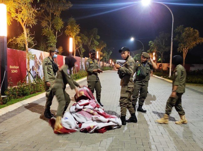 Satpol PP Tangsel Lakukan Penertiban Reklame Non Permanen yang Tidak Berizin