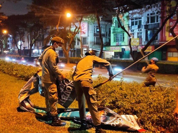 Satpol PP Tangsel Lakukan Penertiban Reklame Non Permanen yang Tidak Berizin