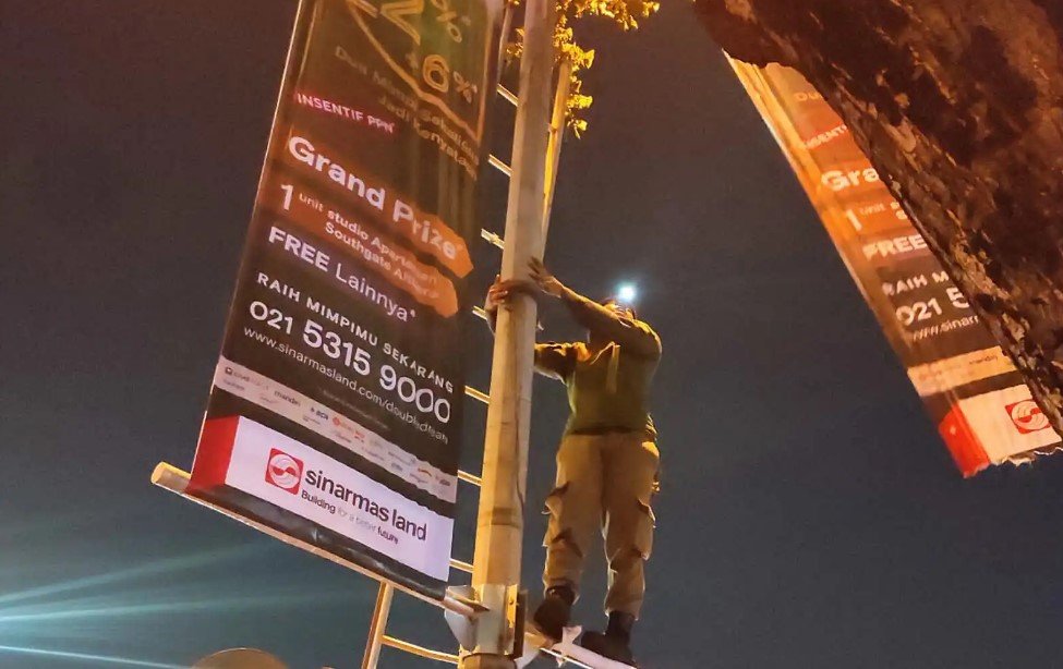 Satpol PP Tangsel Lakukan Penertiban Reklame Non Permanen yang Tidak Berizin