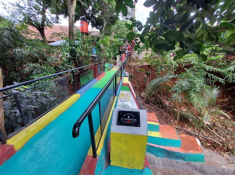 Bantuan dari Pihak Swasta, Renovasi Jembatan Penghubung 2 Desa di Purwakarta Terealisasi