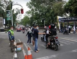 Sempatkan Waktu Sisihkan Rezeki, Dokter dan Perawat RSUD Bayu Asih Berbagi