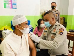 Turun di Dua Masjid Besar, Polres Belu Kembali Gelar Vaksinasi Malam untuk Anak Hingga Lansia