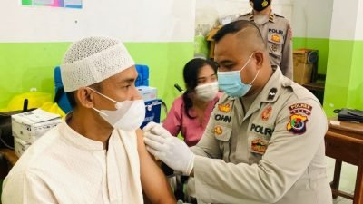 Turun di Dua Masjid Besar, Polres Belu Kembali Gelar Vaksinasi Malam untuk Anak Hingga Lansia