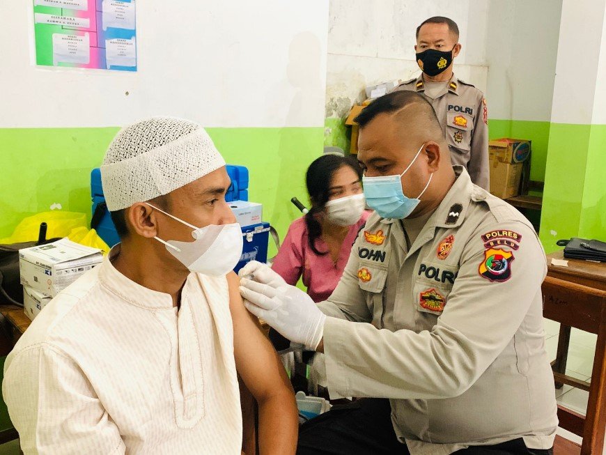 Turun di Dua Masjid Besar, Polres Belu Kembali Gelar Vaksinasi Malam untuk Anak Hingga Lansia