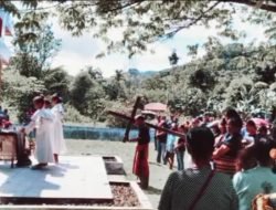 VIDEO: Umat Paroki Santo Petrus Lahurus Mengikuti Prosesi Jalan Salib, Raman Crus