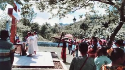 VIDEO: Umat Paroki Santo Petrus Lahurus Mengikuti Prosesi Jalan Salib, Raman Crus