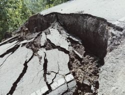 Akibat Curah Hujan yang Berlebihan Mengakibatkan Jalan Sabuk Merah Putus